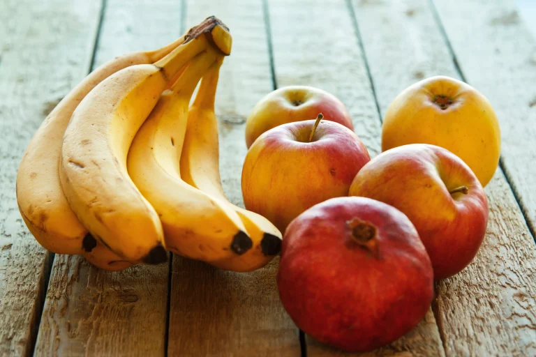 understanding carbohydrates: apples and bananas representing high fiber carbs